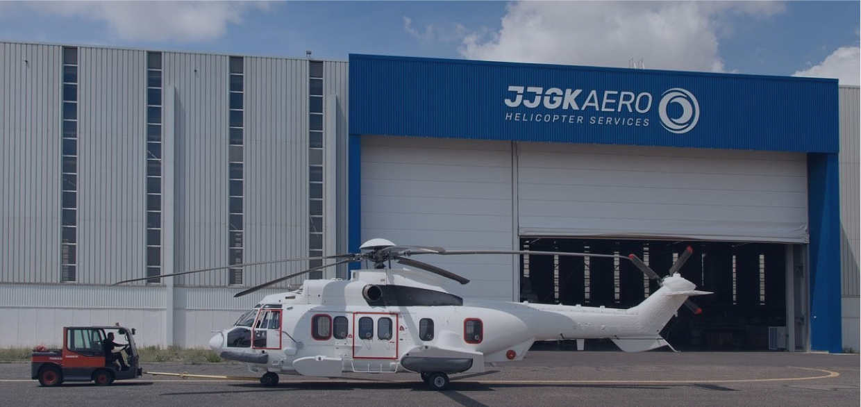 Hangar Mercure façade avec hélicoptère