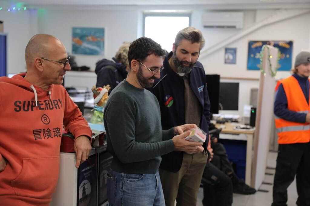 Ouverture des cadeaux lors du Secret Santa 